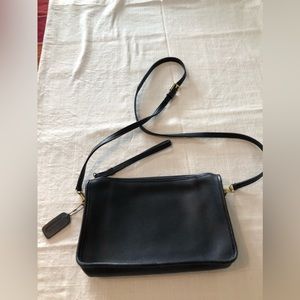 Coach  Basic Bag B2P-9455. Navy , GUC . Made in Costa Rica .